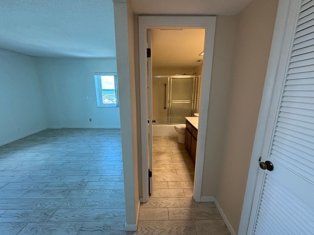 Building Photo - 420 64th Ave