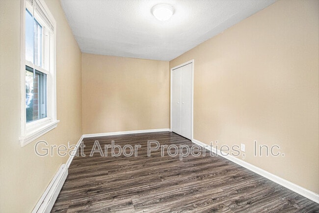 Building Photo - 392 Firwood St