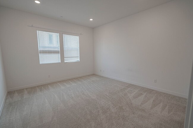 Building Photo - 3-Bedroom Condo with Solar Panels & Commun...