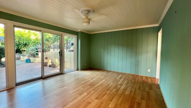 Building Photo - Mid-Century homes Rarely Available with Expansive Bay Views