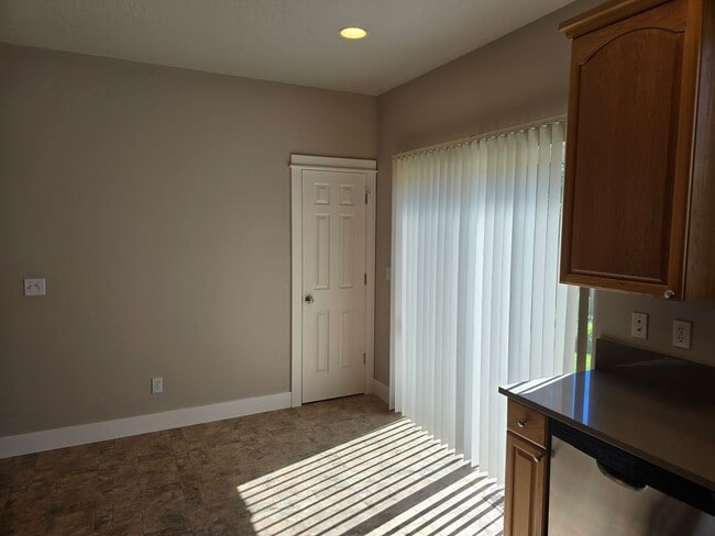 Building Photo - Beautiful 3 Bedroom Off Gilham