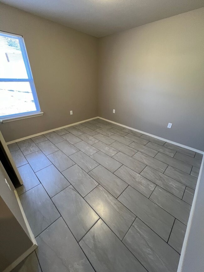 Building Photo - New Very Nice 2 Bed 1 Bath House with Car ...