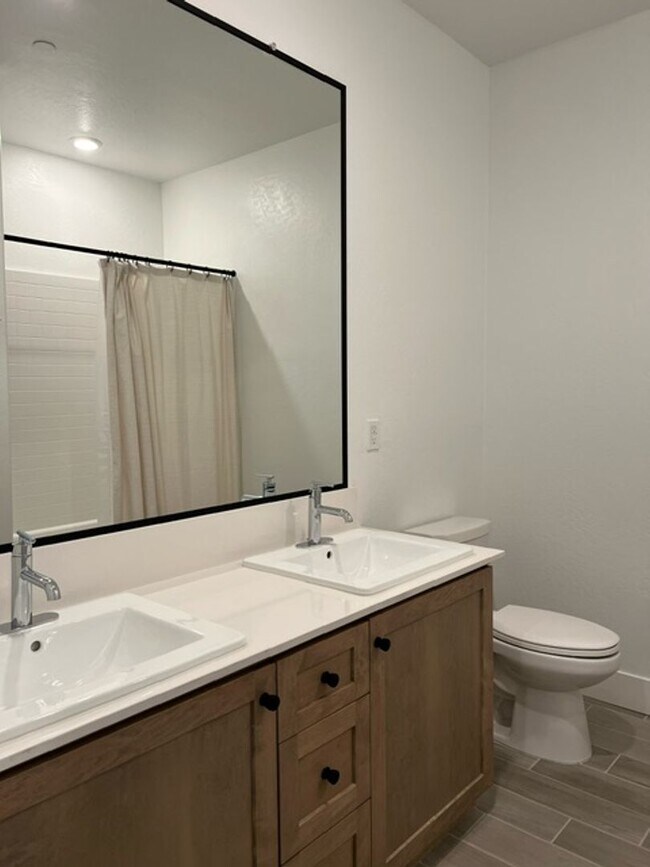 Building Photo - Beautiful Newer 3 Bedrooms 2.5 Baths Home with SOLAR!!!