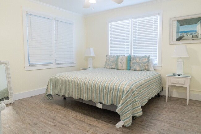 Building Photo - Charming Beach-Front 4bd Home