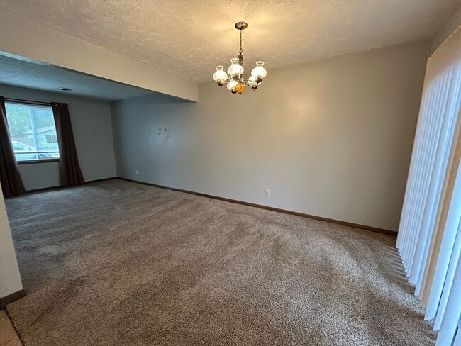 Building Photo - $300 OFF 1st MONTH'S RENT!! Spacious home ...