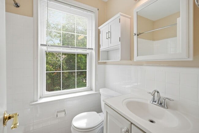 Building Photo - 3535 Chevy Chase Lake Dr