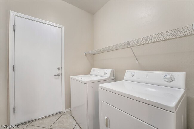 Building Photo - 2560 Crater Rock St