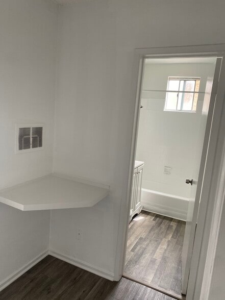 Bathroom and Hallwa - 512 Bay St