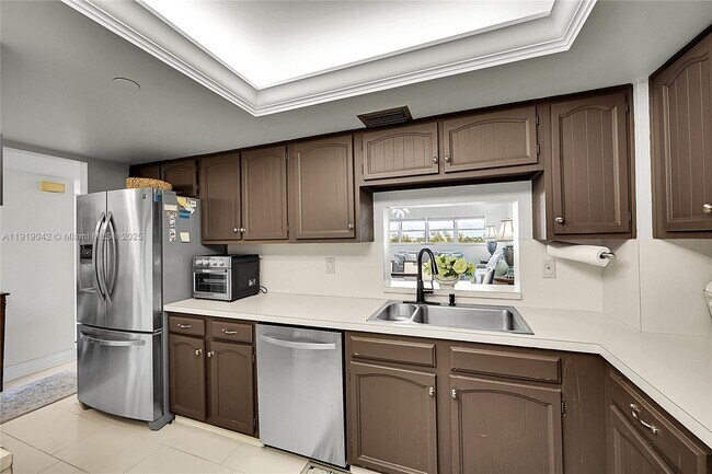 Building Photo - 3200 Port Royale Dr N