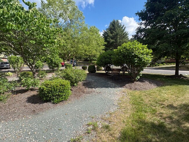 Building Photo - Newly updated 2 Bedroom Townhouse in quite neighborhood