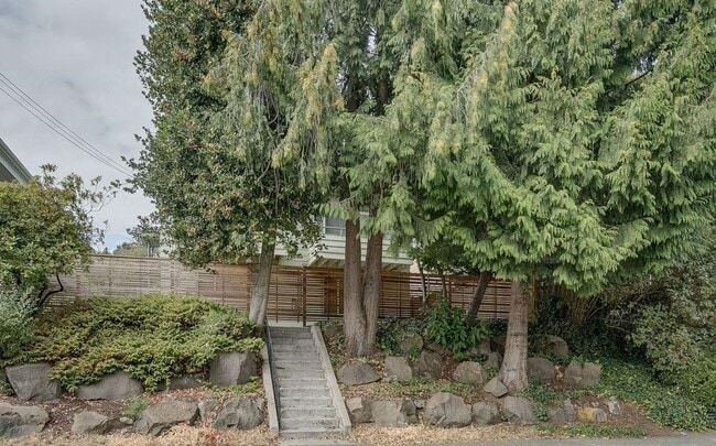 Building Photo - AVAILABLE NOW! 2 Bedroom Apartment Magnolia w/ Fireplace & Parking!