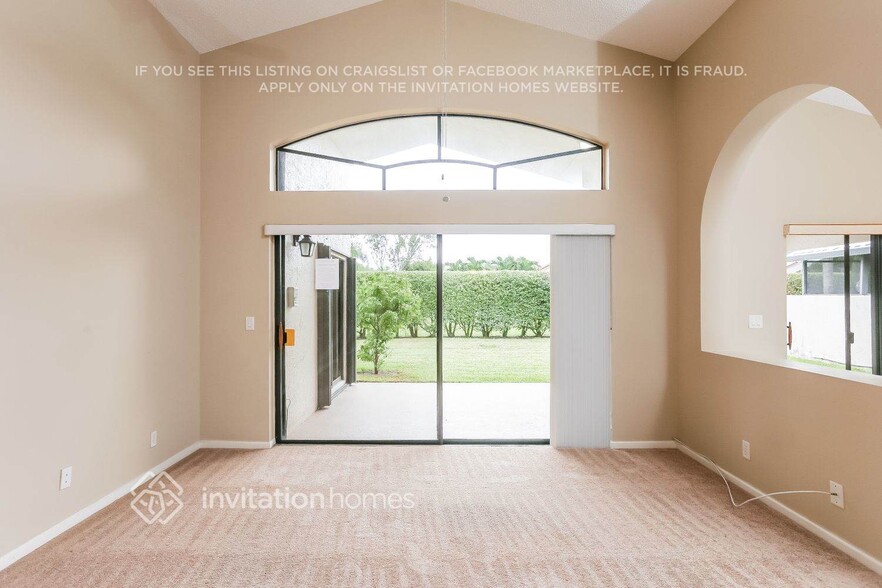 Building Photo - 10484 Lexington Cir S