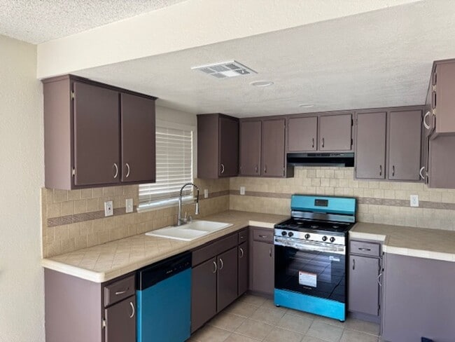 Building Photo - Remodeled 3+2 On Large Lot
