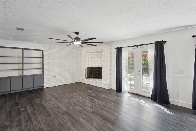 Building Photo - MOVE-IN READY! (Pet Friendly)