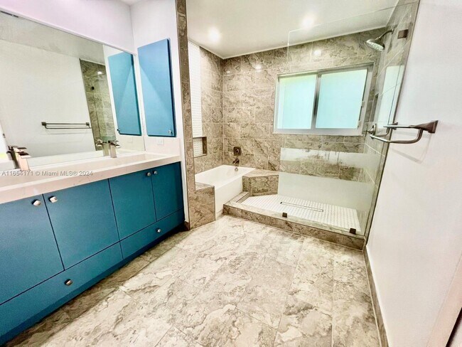 Building Photo - 9941 NW 32nd St