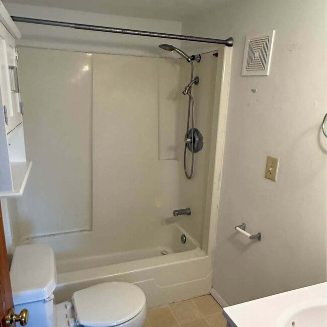 Building Photo - Updated Farmhouse for rent in private sett...