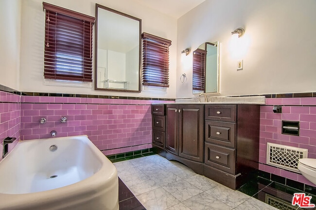 Building Photo - 1071 Cloverdale Ave