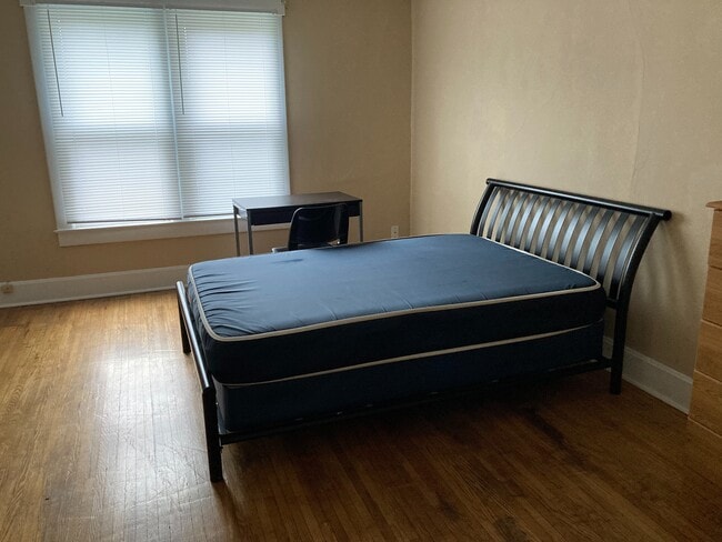 Building Photo - 808 W Oregon St