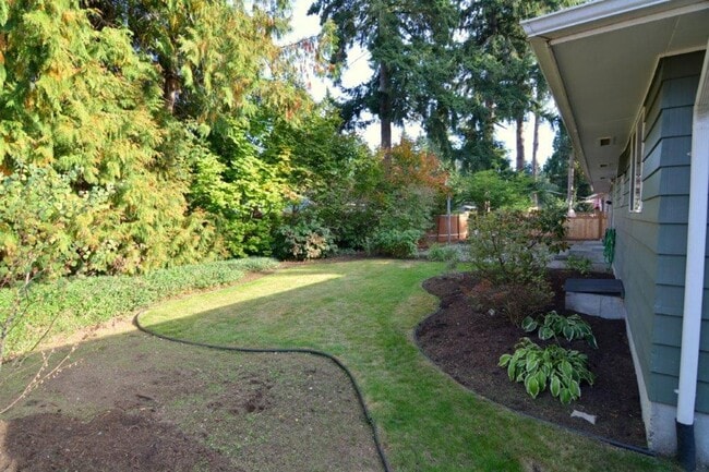 Building Photo - Quiet Kirkland Rambler on large, quiet lot