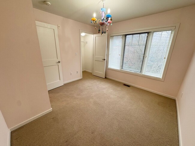 Building Photo - Rare Townhome 2 bed 2 bath in Heart of Bellevue Downtown