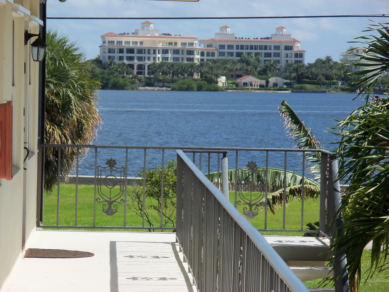 Building Photo - 230 S Lakeside Dr