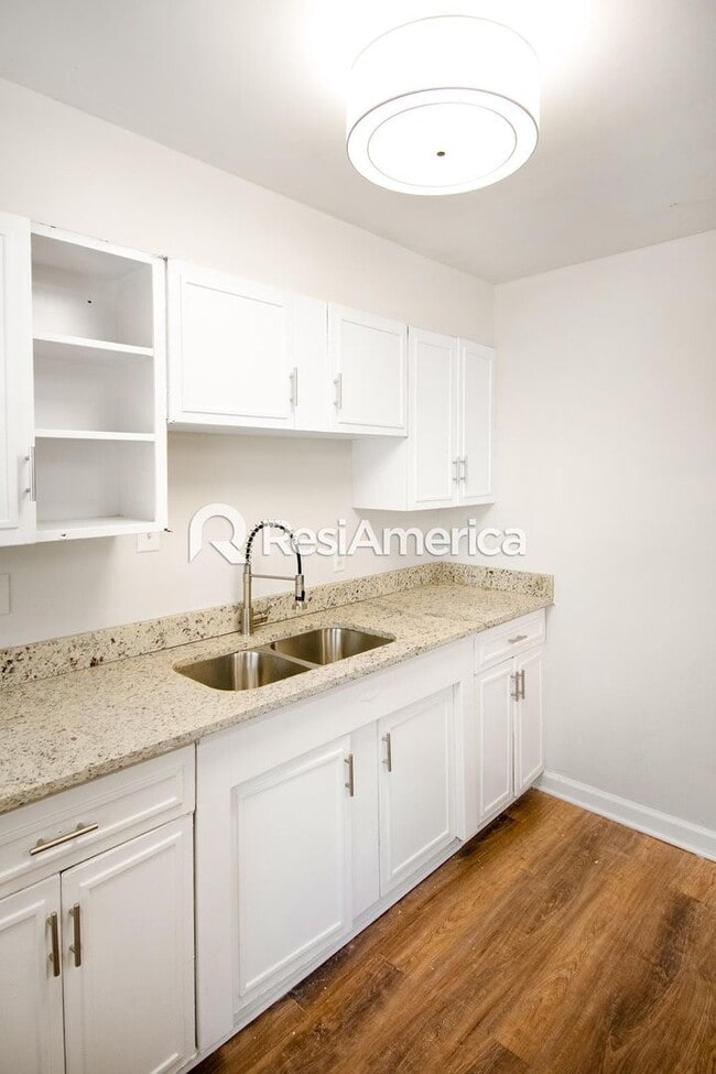 Building Photo - Newly Renovated 3/1 In 38111