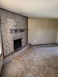Building Photo - Cozy 2 Bedroom Duplex Central Norman