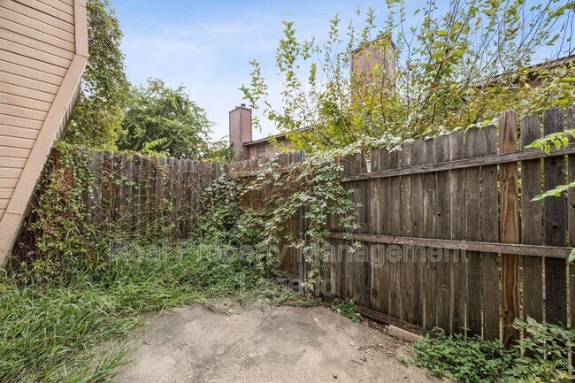 Building Photo - 8109 Silver Creek Rd