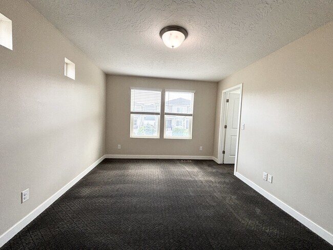 Building Photo - 2676 N Heston Park