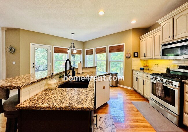 Building Photo - Beautiful Four Bedroom Home in a Quiet Neighborhood w/ an Updated Kitchen, Wood Floors, and a Fin...