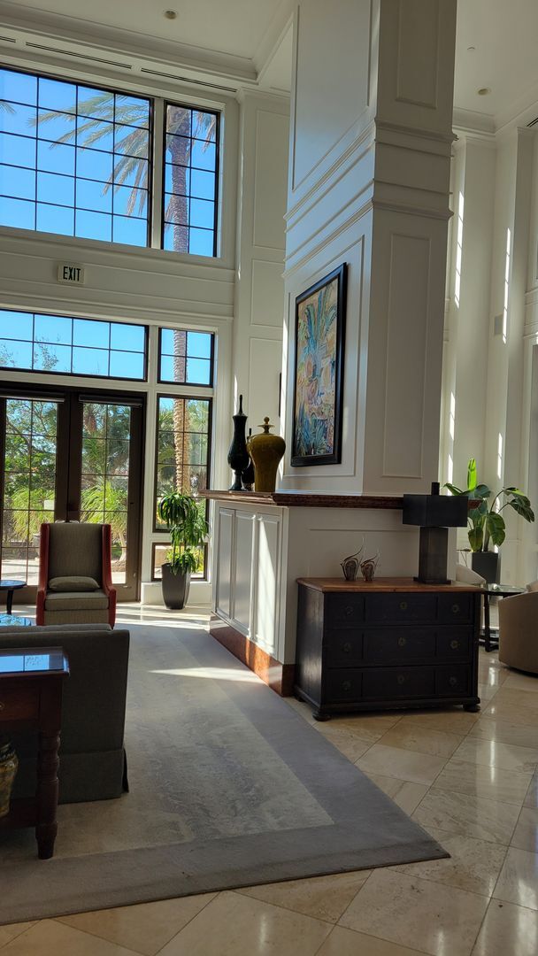 Building Photo - Seasonal only-beautifully renovated downto...