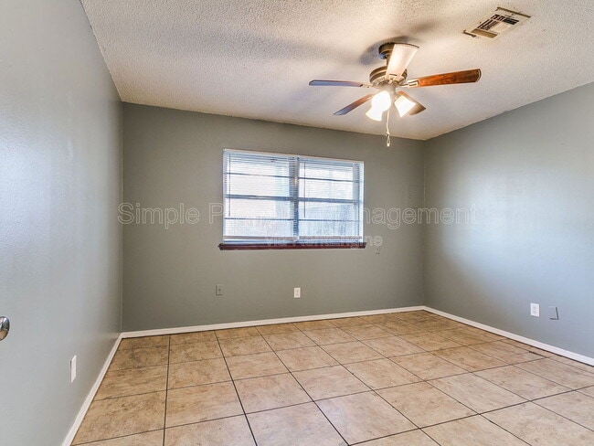 Building Photo - 2205 Donna Dr