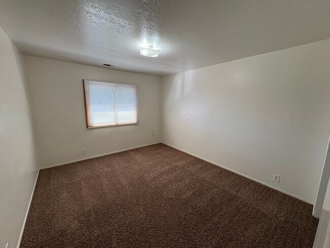 Building Photo - 3 Bedroom Home located in Westgate Neighbo...