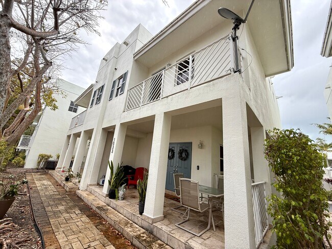 Building Photo - 1033 SW 9th Ct
