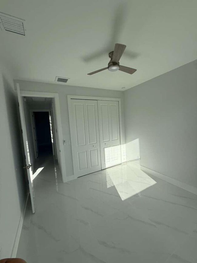 Building Photo - 1420 Poinsettia Ave