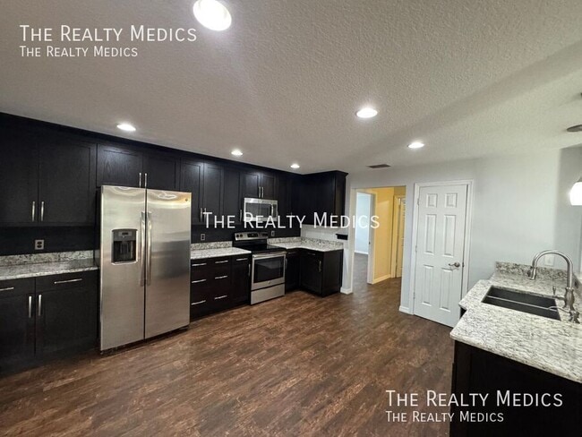 Building Photo - 1328 Karok St