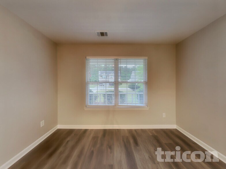 Building Photo - 613 Amberwood Dr