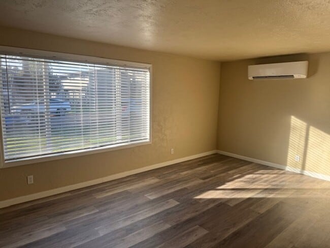 Building Photo - 524-526 MARIE