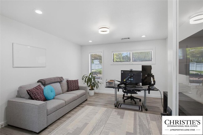 Building Photo - 8901 Grandview Dr