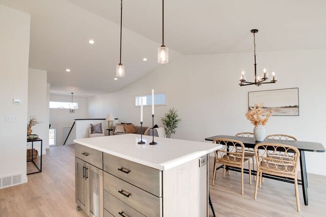 Building Photo - 3 Bed 3 Bath Single Family Home