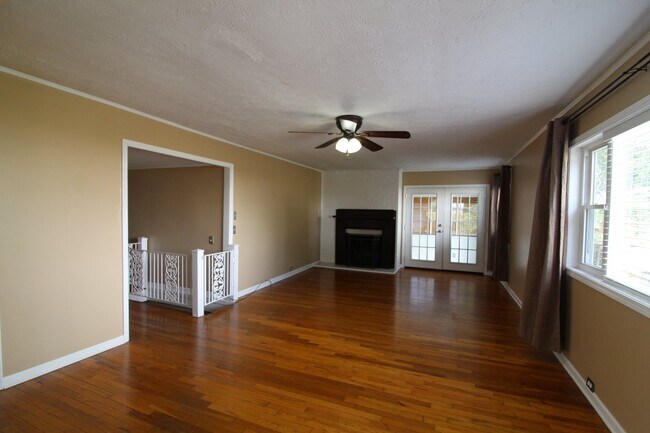 Building Photo - Award winning schools. Stunning home.  Centrally Located. One car garage/fenced in back yard.