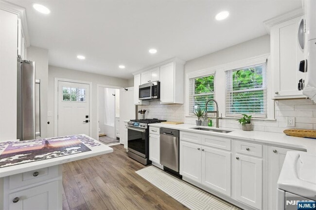 Building Photo - 567 S Broad St