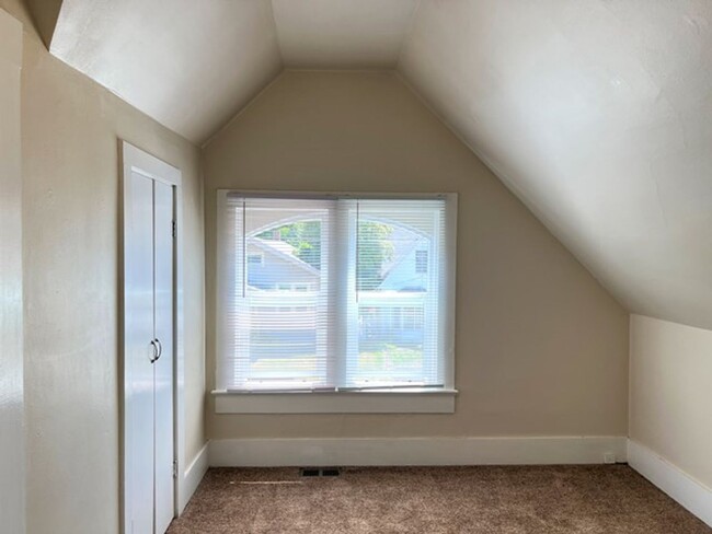 Building Photo - 4Bd/2Ba Two Story House-Available soon