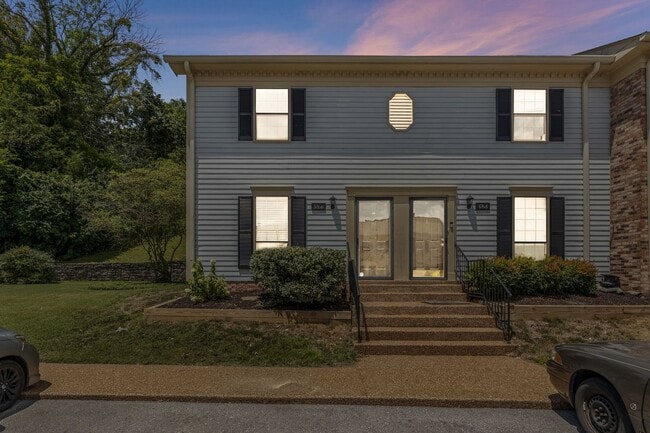 Building Photo - Convenient Brentwood Condo