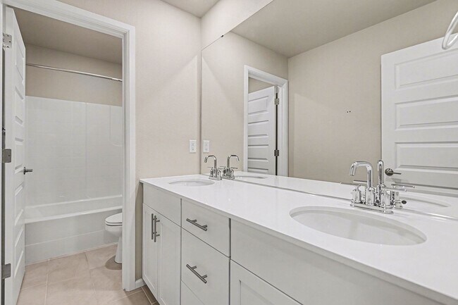 Building Photo - 4 bed 2.5 bath spacious home available for move in NOW