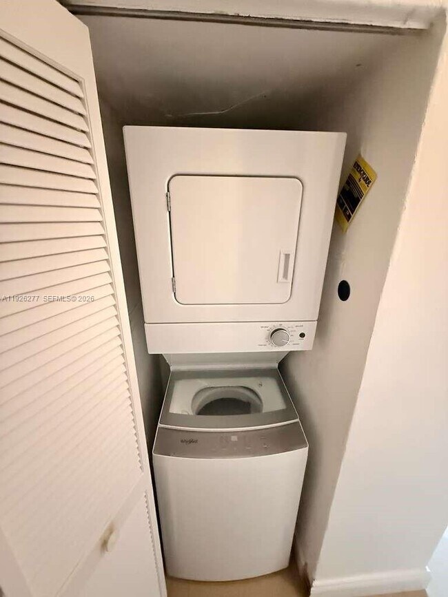 Building Photo - 1990 Brickell Ave