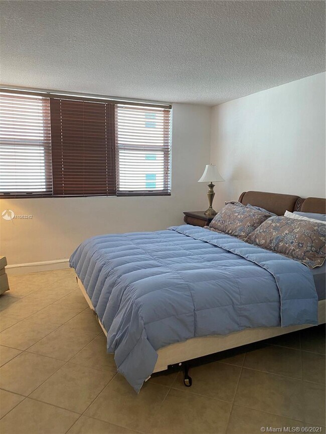 Building Photo - 9225 Collins Ave