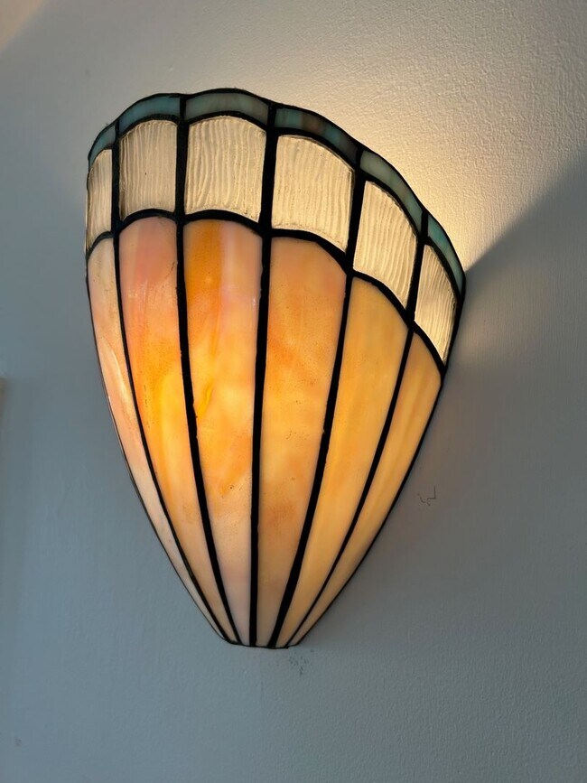 Building Photo - North AVL -  Renovated Arts & Crafts Cottage