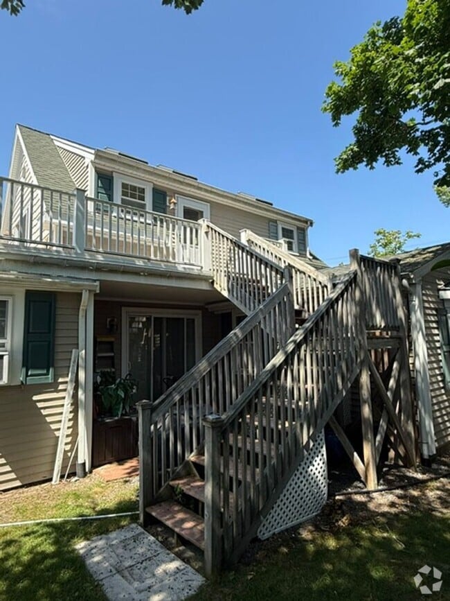 Building Photo - One bedroom, one bathroom unit on the 2nd ...