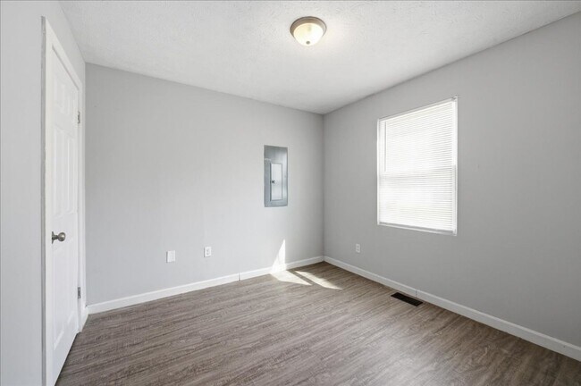 Building Photo - 2819 N Gladstone Ave